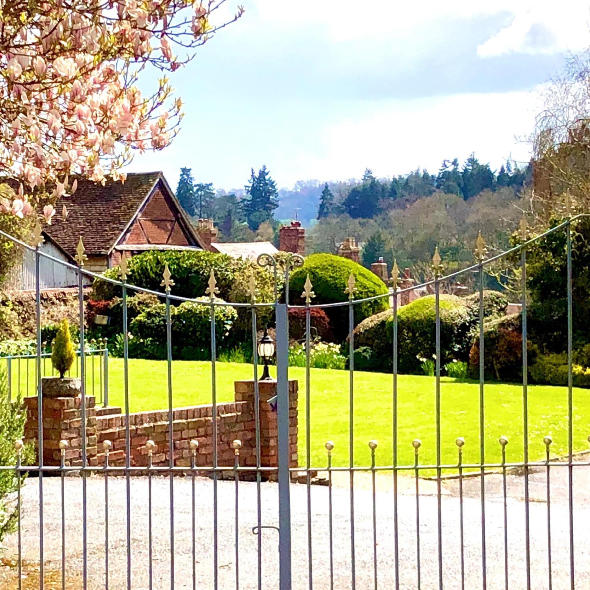 Flower Cottage By Ludlow Castle With Onsite Parking Dış mekan fotoğraf